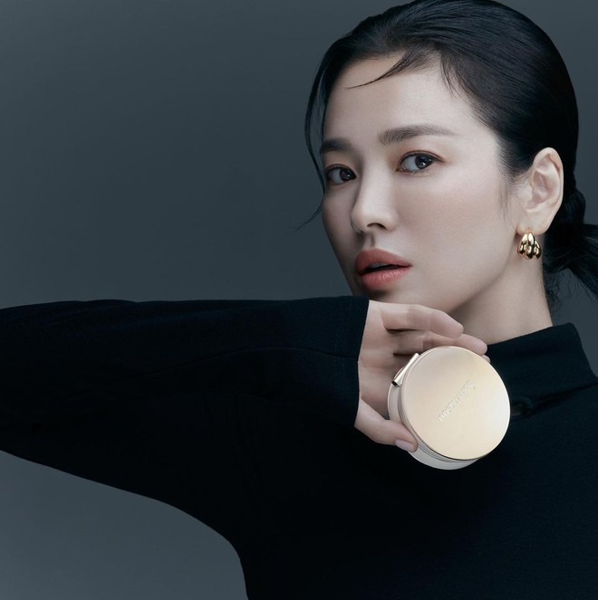 Song Hye Kyo khoe ngực khủng trong bộ hình mới, nhưng tóc tai làm sao vậy? - Ảnh 4.