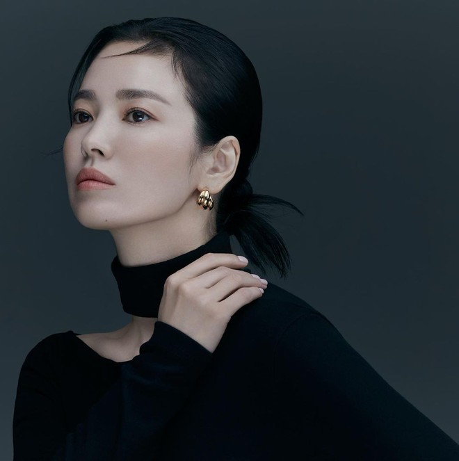 Song Hye Kyo khoe ngực khủng trong bộ hình mới, nhưng tóc tai làm sao vậy? - Ảnh 5.