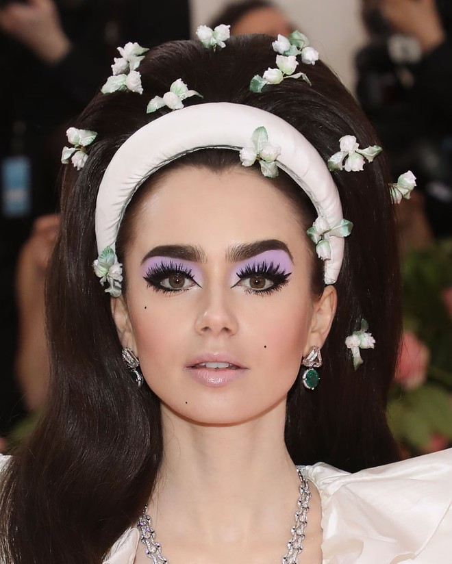 Thế gian vậy mà còn người như Lily Collins: Mắt tím, môi bầm, tóc lởm chởm mà vẫn đẹp lặng người - Ảnh 2.