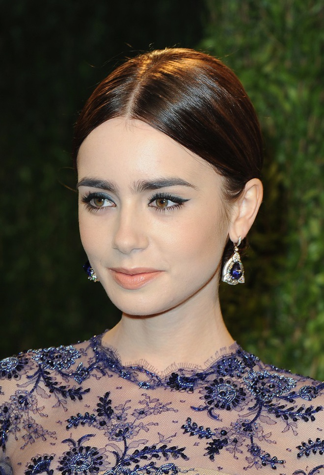 Thế gian vậy mà còn người như Lily Collins: Mắt tím, môi bầm, tóc lởm chởm mà vẫn đẹp lặng người - Ảnh 2.