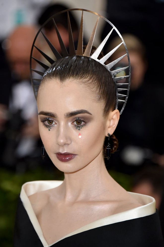 Thế gian vậy mà còn người như Lily Collins: Mắt tím, môi bầm, tóc lởm chởm mà vẫn đẹp lặng người - Ảnh 1.