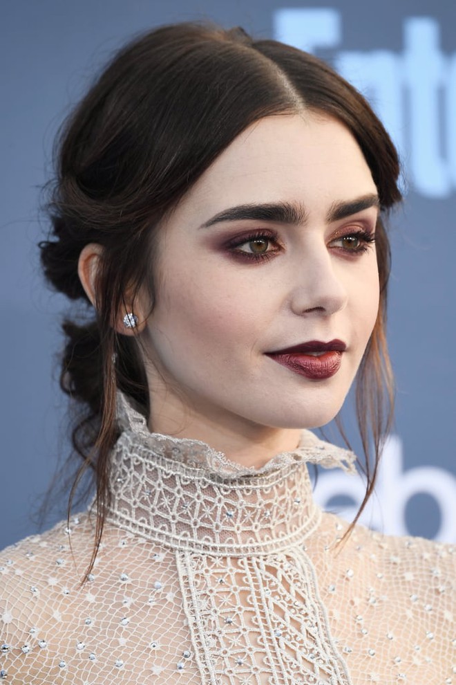 Thế gian vậy mà còn người như Lily Collins: Mắt tím, môi bầm, tóc lởm chởm mà vẫn đẹp lặng người - Ảnh 1.