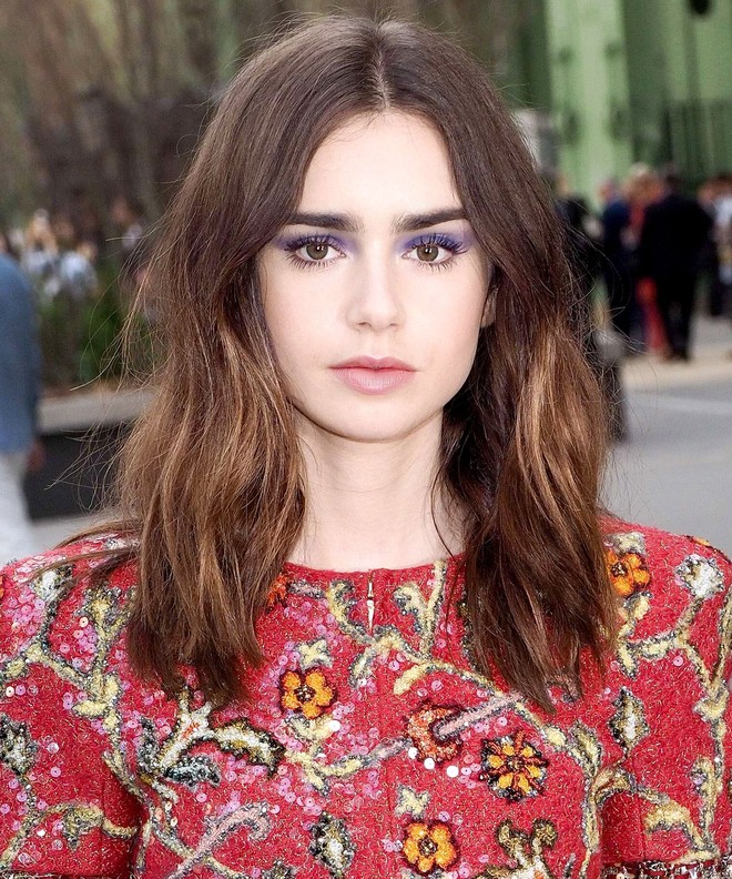 Thế gian vậy mà còn người như Lily Collins: Mắt tím, môi bầm, tóc lởm chởm mà vẫn đẹp lặng người - Ảnh 2.