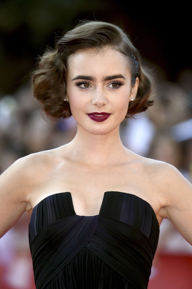 Thế gian vậy mà còn người như Lily Collins: Mắt tím, môi bầm, tóc lởm chởm mà vẫn đẹp lặng người - Ảnh 1.