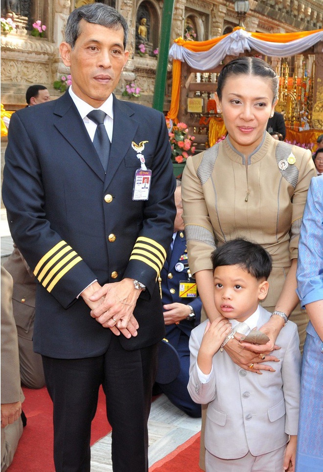 Hoàng tử Thái Lan từng quỳ lạy từ biệt mẹ trên manh chiếu giữa đường gây nghẹn ngào 7 năm trước giờ ra sao? - Ảnh 2.