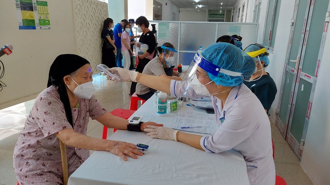 Diễn biến dịch ngày 7/12: Điều kiện để F0 tại Hà Nội được cách ly, điều trị tại nhà; TP.HCM sẽ tiêm vắc-xin Covid-19 mũi 3 dự kiến từ ngày 10/12 - Ảnh 1.