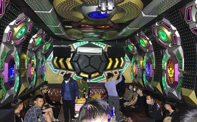 Triệt phá tụ điểm bay lắc trong quán karaoke, phát hiện 22 đối tượng dương tính với ma túy - Ảnh 1.