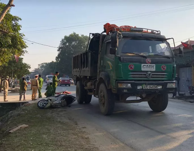 Va chạm với xe tải, cô gái trẻ đi xe máy bị kéo lê nhiều mét, tử vong tại chỗ - Ảnh 1.