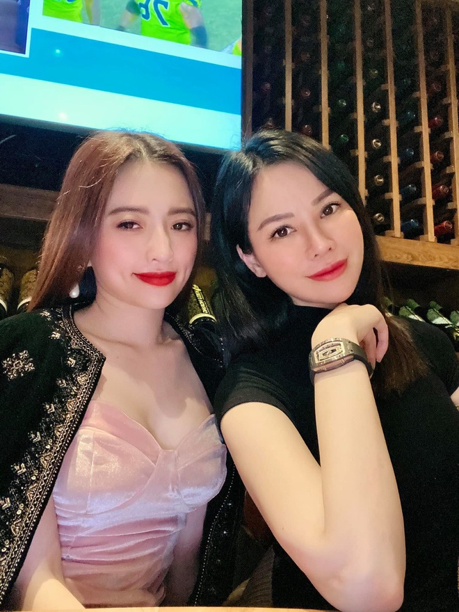 Con d&acirc;u tỷ ph&uacute; Ho&agrave;ng Kiều th&acirc;n thiết với 2 t&igrave;nh cũ, k&eacute;m 45 tuổi của bố chồng - Ảnh 3.