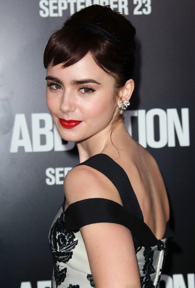 Thế gian vậy mà còn người như Lily Collins: Mắt tím, môi bầm, tóc lởm chởm mà vẫn đẹp lặng người - Ảnh 4.