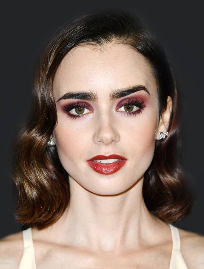 Thế gian vậy mà còn người như Lily Collins: Mắt tím, môi bầm, tóc lởm chởm mà vẫn đẹp lặng người - Ảnh 2.