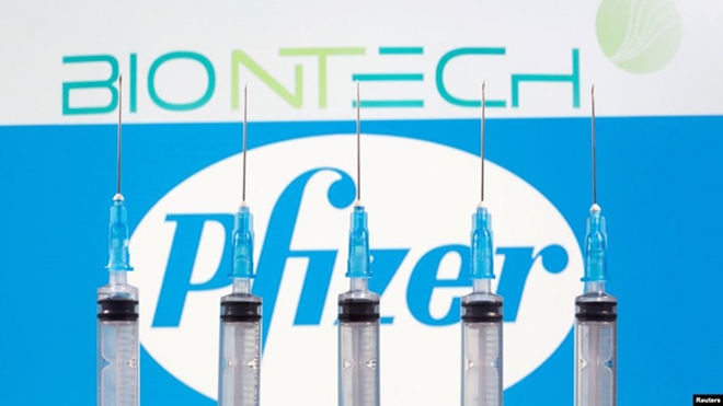 Pfizer tuy&ecirc;n bố c&oacute; thể trung h&ograve;a biến thể Omicron với 3 liều vaccine - Ảnh 1.