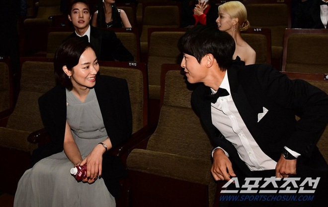 Song Joong Ki và Jeon Yeo Bin lộ 1001 hint đáng ngờ: Ôm hôn không rời ở hậu trường, &quot;phát cẩu lương&quot; ngay trên siêu thảm đỏ - Ảnh 14.