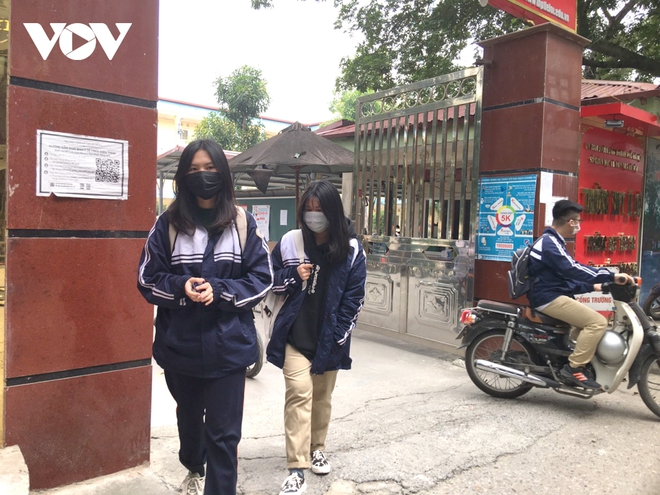 Sau 4 ngày học sinh lớp 12 Hà Nội đi học trực tiếp, cha mẹ vẫn lo ngay ngáy - Ảnh 2.
