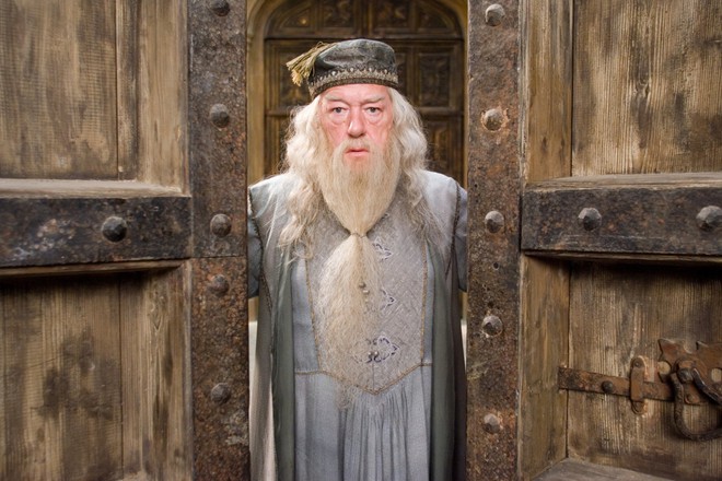 4 điểm mấu chốt về thầy Dumbledore bị Harry Potter cắt bỏ gây bức xúc: Thời trẻ phạm sai lầm chết người, phút cuối đời còn trăn trở 1 điều! - Ảnh 1.