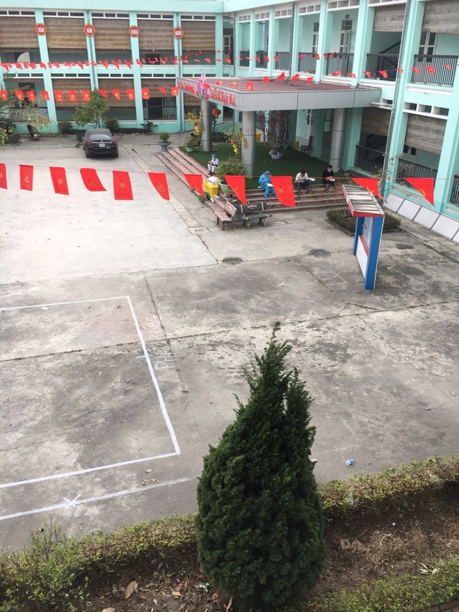 Thầy Ph&oacute; Hiệu trưởng kể chuyện cuộc sống trong khu c&aacute;ch ly - Ảnh 1.