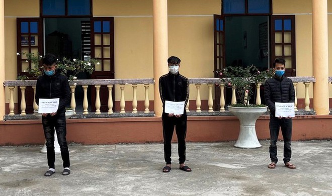 Mạo danh chốt ph&ograve;ng dịch chặn đường thu tiền, kh&ocirc;ng nộp tiền liền bị đ&aacute;nh - Ảnh 1.