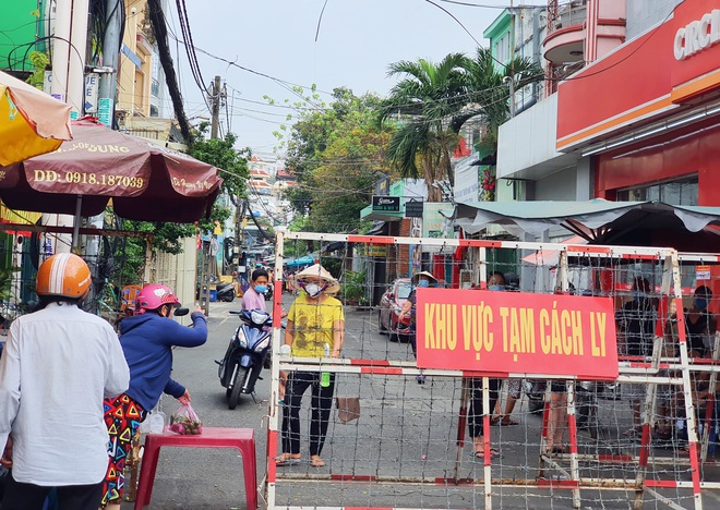 TP.HCM: Ghi nhận thêm 1 trường hợp nghi nhiễm Covid-19 mới là nhân viên sân bay Tân Sơn Nhất - Ảnh 1.