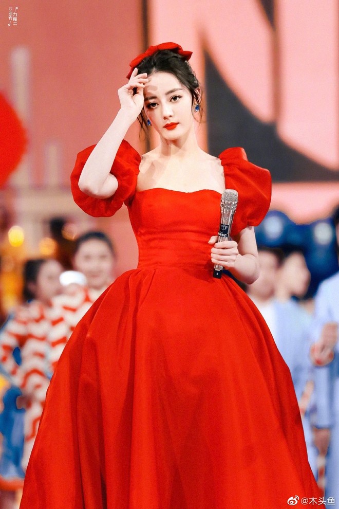 “Sốt xình xịch” loạt ảnh Địch Lệ Nhiệt Ba tại Gala đón Tết: Góc nghiêng xuất sắc, visual đỉnh như công chúa Disney - Ảnh 2.