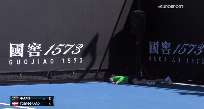 B&eacute; g&aacute;i nhặt b&oacute;ng ngất xỉu ở Australian Open - Ảnh 1.