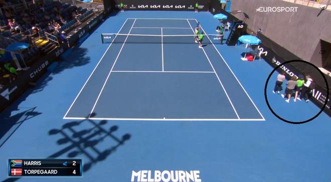 B&eacute; g&aacute;i nhặt b&oacute;ng ngất xỉu ở Australian Open - Ảnh 2.