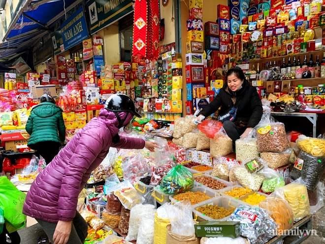 29 Tết vẫn chưa có khay bánh kẹo đãi khách, lượn một vòng phố này ở Hà Nội chỉ 10 phút là bạn mua đủ - Ảnh 2.