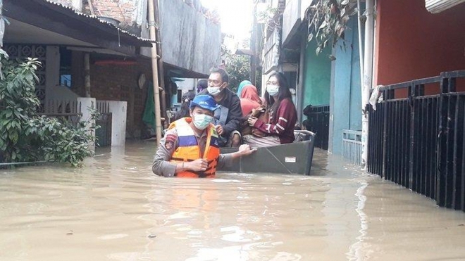 Lũ lụt gây mất điện, sơ tán ở thủ đô Jakarta của Indonesia - Ảnh 1.
