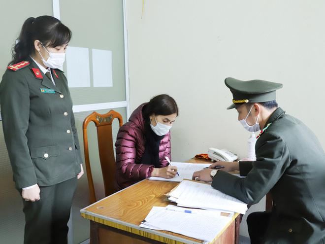 Nữ qu&aacute;i&rdquo; đưa 44 người nhập cảnh tr&aacute;i ph&eacute;p từ Th&aacute;i Lan, L&agrave;o về Việt Nam - Ảnh 1.