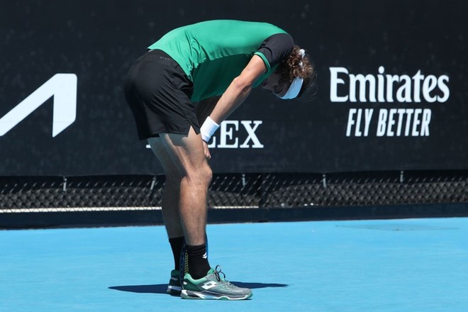 B&eacute; g&aacute;i nhặt b&oacute;ng ngất xỉu ở Australian Open - Ảnh 3.