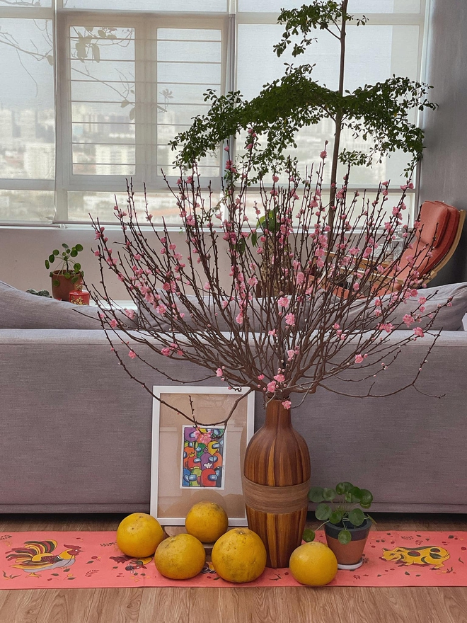 Những "cao thủ" chơi hoa Tết: Kết hợp mai, đào cực tài tình với tranh khiến căn nhà như sang thêm 10 phần - Ảnh 1.