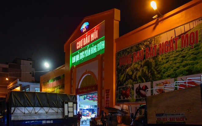 Trắng đ&ecirc;m mưu sinh ở chợ đầu mối ng&agrave;y gi&aacute;p Tết - Ảnh 1.