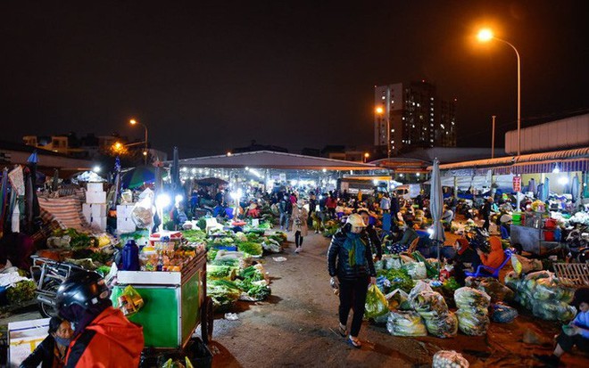 Trắng đ&ecirc;m mưu sinh ở chợ đầu mối ng&agrave;y gi&aacute;p Tết - Ảnh 2.