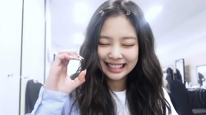 Jennie (BLACKPINK) lúc nào cũng mang theo món phụ kiện này nhưng không dùng, lý do gây xúc động mạnh - Ảnh 3.