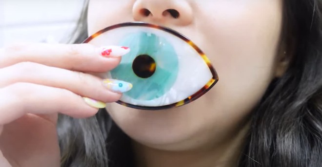 Jennie (BLACKPINK) lúc nào cũng mang theo món phụ kiện này nhưng không dùng, lý do gây xúc động mạnh - Ảnh 4.