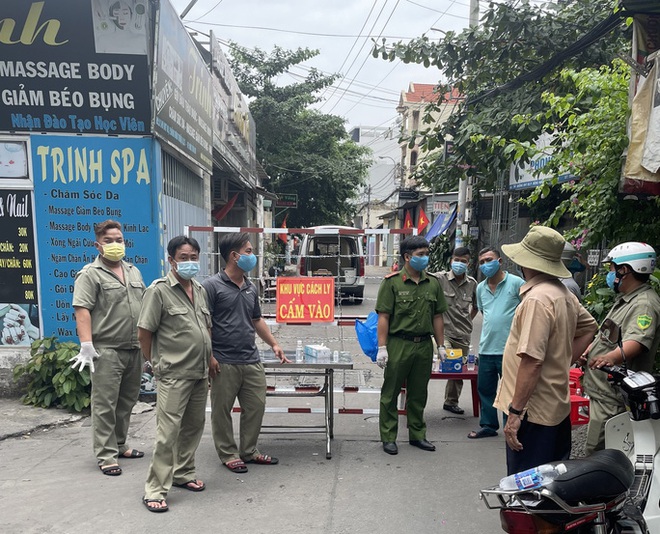N&Oacute;NG: Mẹ 1 nh&acirc;n vi&ecirc;n s&acirc;n bay T&acirc;n Sơn Nhất dương t&iacute;nh SARS-CoV-2, phong tỏa 1 khu vực ở quận 12 - Ảnh 1.