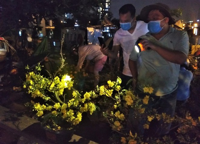Đêm giao thừa người TP.HCM soi đèn mua hoa Tết giải cứu nông dân - Ảnh 3.