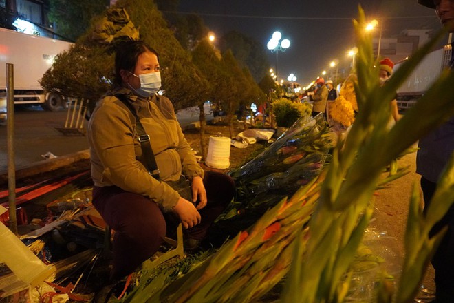 Trắng đ&ecirc;m mưu sinh ở chợ đầu mối ng&agrave;y gi&aacute;p Tết - Ảnh 14.