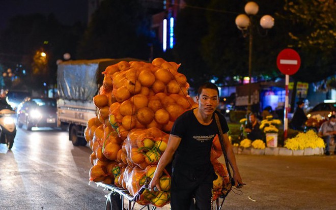 Trắng đ&ecirc;m mưu sinh ở chợ đầu mối ng&agrave;y gi&aacute;p Tết - Ảnh 4.