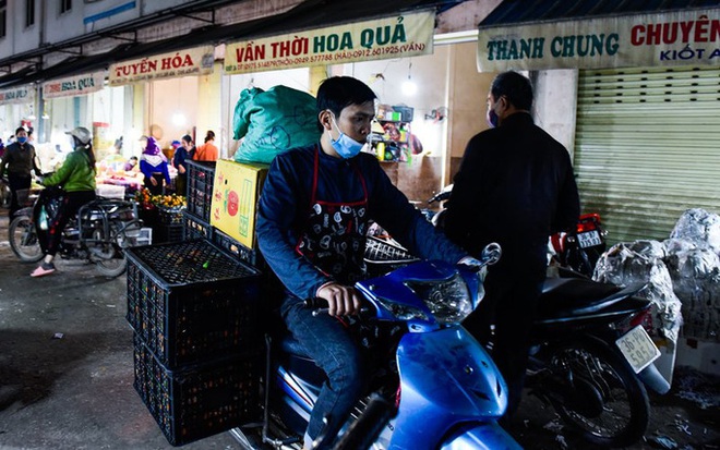 Trắng đ&ecirc;m mưu sinh ở chợ đầu mối ng&agrave;y gi&aacute;p Tết - Ảnh 6.
