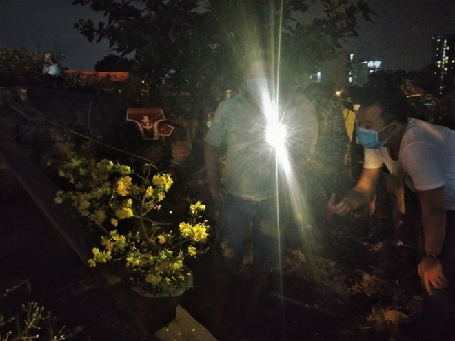 Đêm giao thừa người TP.HCM soi đèn mua hoa Tết giải cứu nông dân - Ảnh 7.