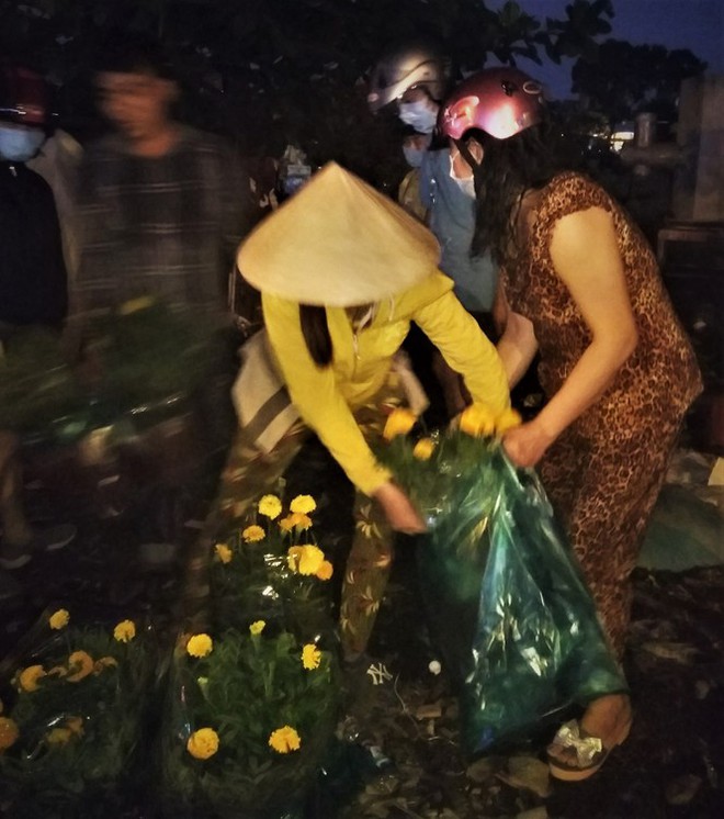Đêm giao thừa người TP.HCM soi đèn mua hoa Tết giải cứu nông dân - Ảnh 10.