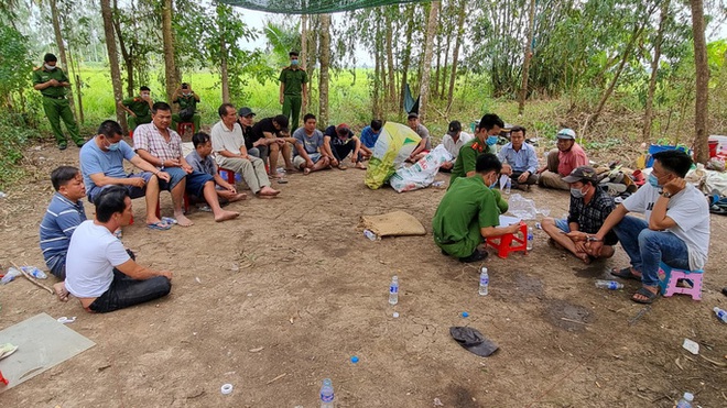 Trưởng Công an huyện hóa trang thành con bạc, trường gà “khủng” bị đánh úp - Ảnh 1.