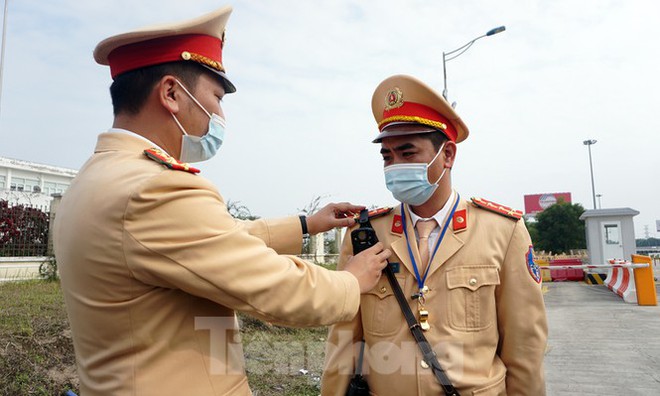 Theo CSGT kiểm tra nồng độ cồn trên cao tốc ngày đầu năm mới - Ảnh 2.