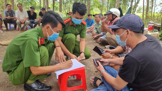 Trưởng Công an huyện hóa trang thành con bạc, trường gà “khủng” bị đánh úp - Ảnh 4.