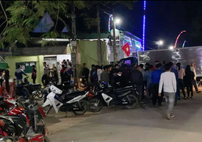 Xe tải lao v&agrave;o nh&agrave; d&acirc;n, 4 người uống tr&agrave; sữa bị thương - Ảnh 1.