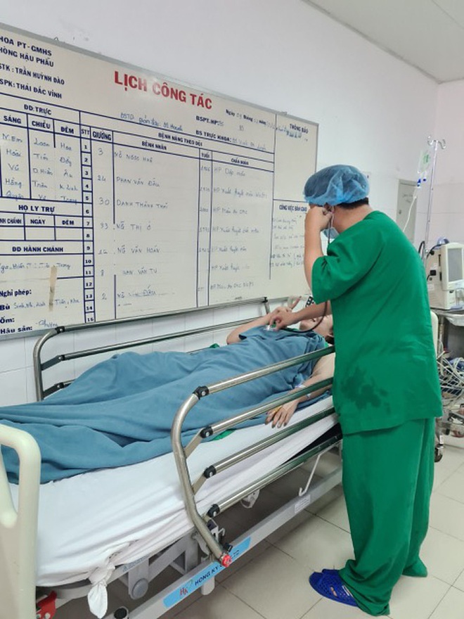 Va chạm giao th&ocirc;ng, c&ocirc; g&aacute;i bị ch&acirc;n chống xe m&aacute;y đ&acirc;m thẳng v&agrave;o m&ocirc;ng - Ảnh 3.