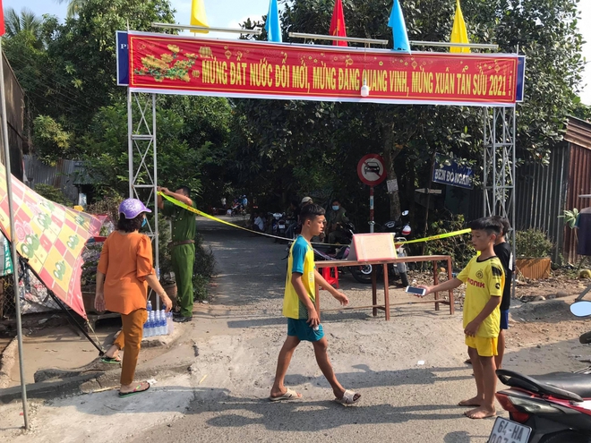 Sạt lở cuốn tr&ocirc;i 6 căn nh&agrave; xuống s&ocirc;ng Hậu - Ảnh 1.