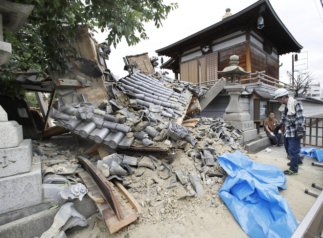 Nhật Bản tiếp tục hứng chịu động đất, nhà máy điện Fukushima rò rỉ - Ảnh 1.