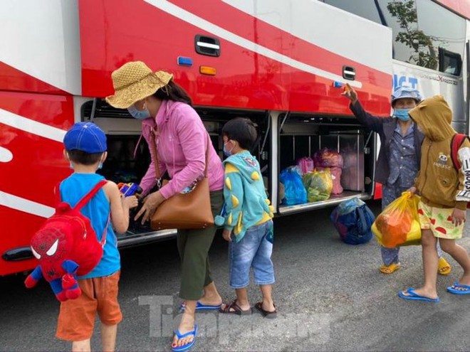 Hơn 100 trẻ em rời khu cách ly ở Bình Dương về nhà ngày mùng 3 Tết - Ảnh 7.