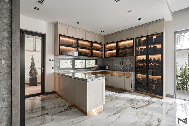 Villa 2 mặt tiền decor có khác: Ngoài hiên phủ cây xanh, bên trong càng hút mắt với phòng khách và bếp hiện đại - Ảnh 4.